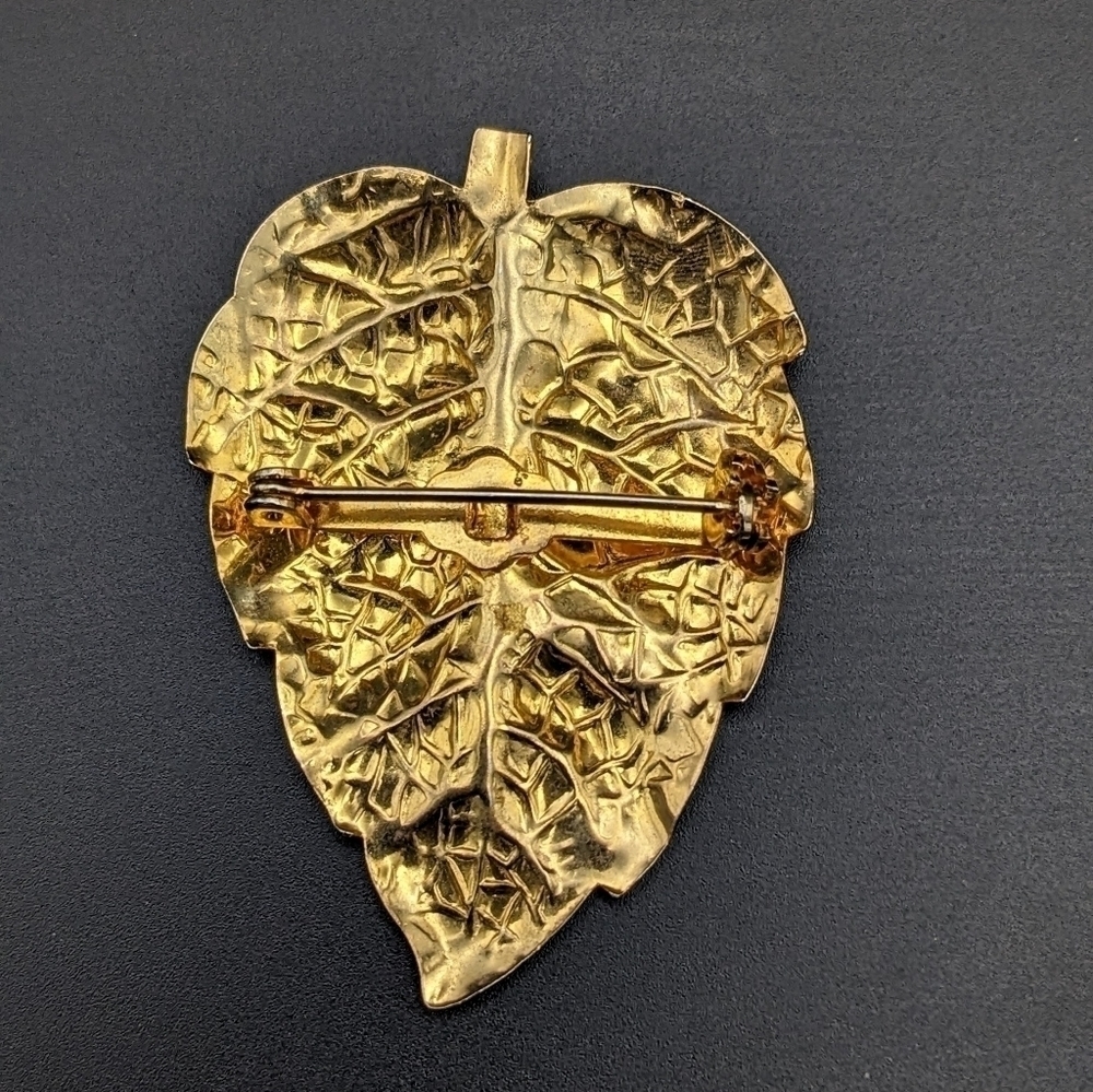 VINTAGE Gold toned Leaf Brooch - unsigned - Picture 6 of 9